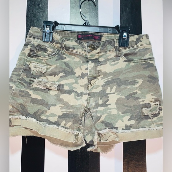 Y2K Era Camouflage Ladies Short Shorts Fits a Size 5/7 Distressed Grunge Emo - Picture 3 of 7